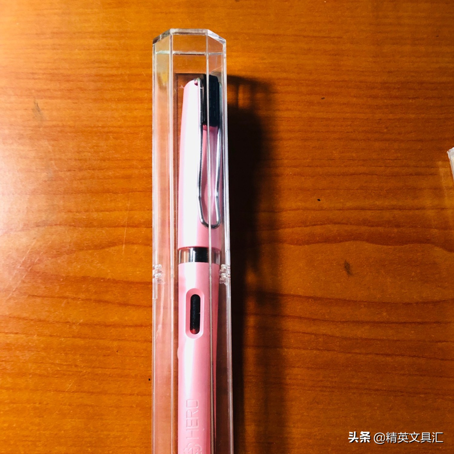 玲珑少年珠光色才温柔，正姿笔握，圆润笔帽造型