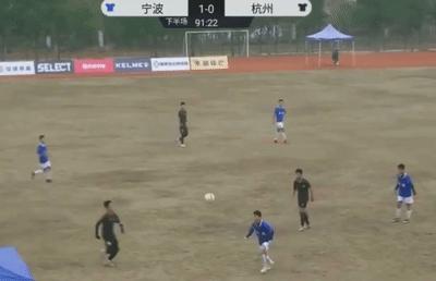 国足小将2米外怒踹,中国足球小将暴怒一脚把对手踹飞