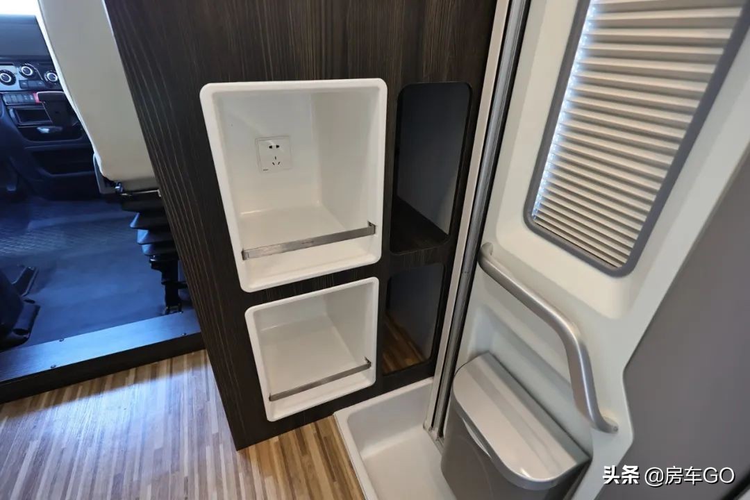 这台房车有5种充电方式，车内电器语音控制，卫生间也是干湿分离