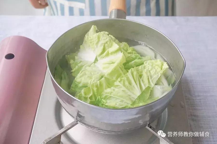 宝宝不爱喝水喝奶粉又上火怎么办,宝宝不爱喝水加什么好