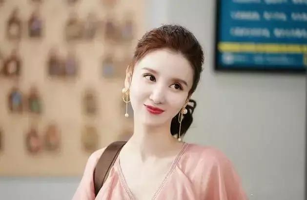 39岁张萌走红毯，单薄上衣靠一根肩带支撑，意外断裂匆忙离开