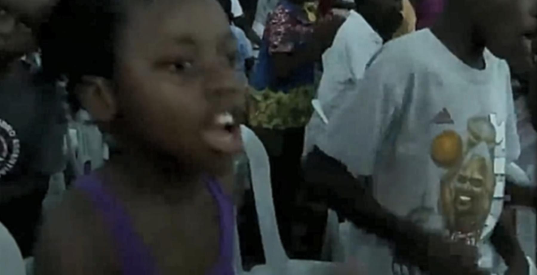 非洲牧师给穷人疯狂*脑洗**，几分钟就赚两万块，穷人激动得浑身抽搐