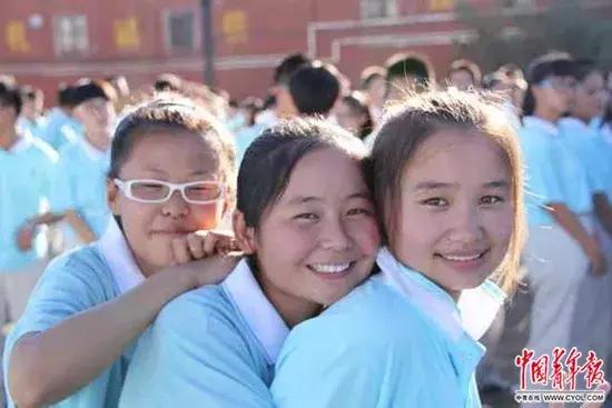 泪目支教老师千字长文,支教老师离开感人视频哭成泪人