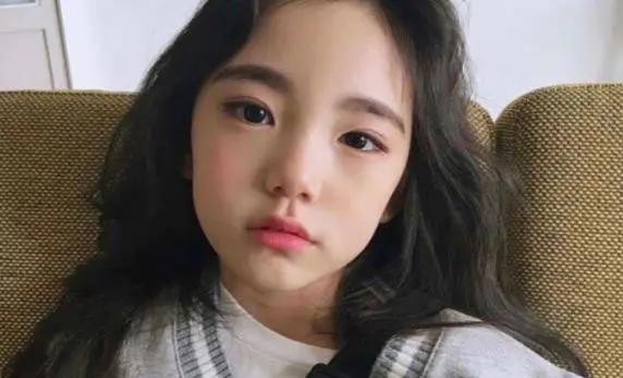 “女儿太漂亮”，竟成了全家人累赘，爸爸看孩子越长越好看就心烦