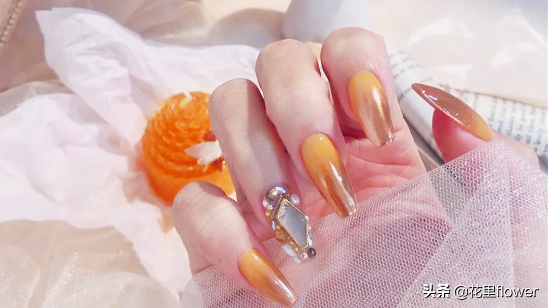 简单又大方的温柔系美甲超耐看,黄色美甲怎么搭配好看