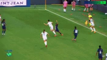 女球员疑似被袭胸！主帅上前搂着腰安慰，他的手有点不规矩