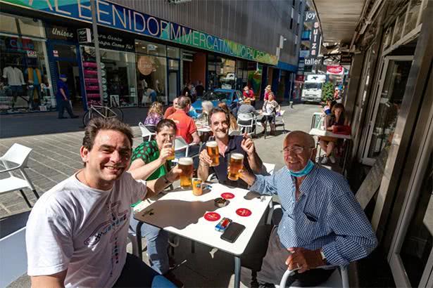 西班牙什么时候恢复开放,西班牙游客晒太阳