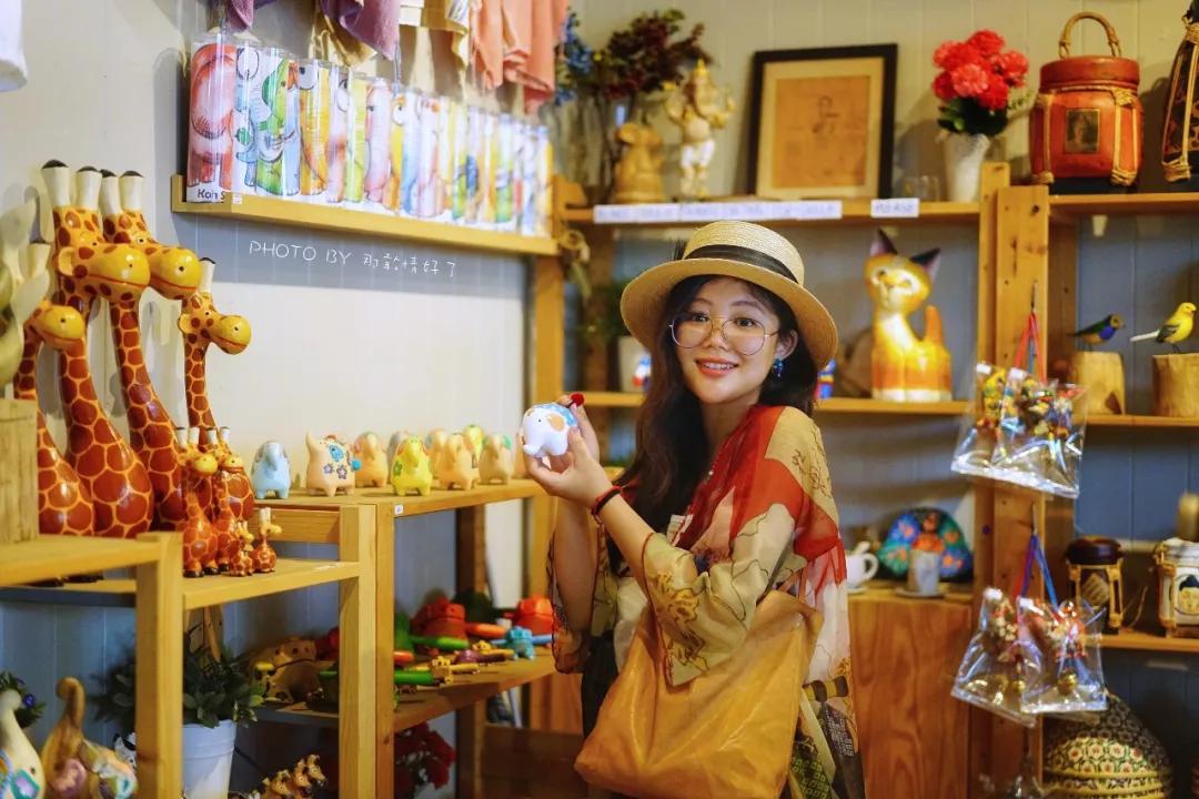 美国艺术家老夫妇定居苏梅岛十年，教游客画垃圾桶，唤醒环保意识