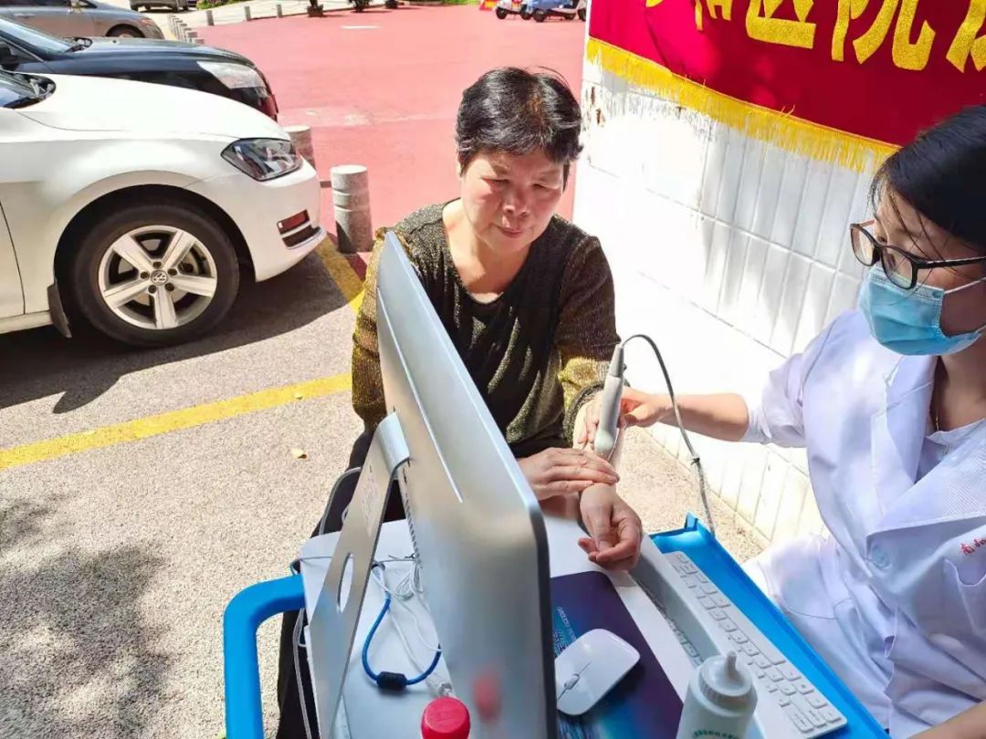 南阳万和康复医学科开展情系社区，关爱健康