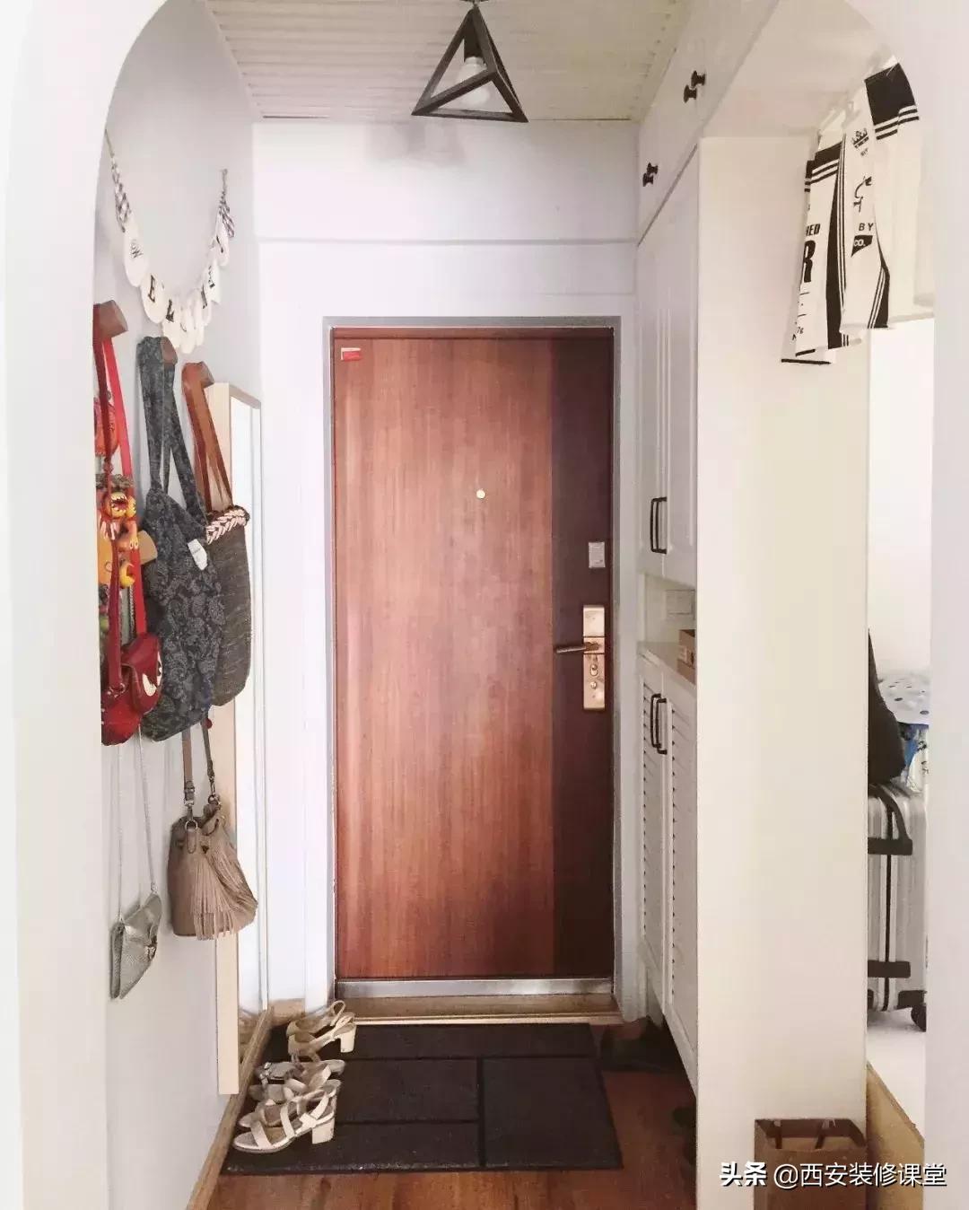 进门鞋柜设计右侧是餐厅隔断,红木鞋柜屏风隔断一体效果图