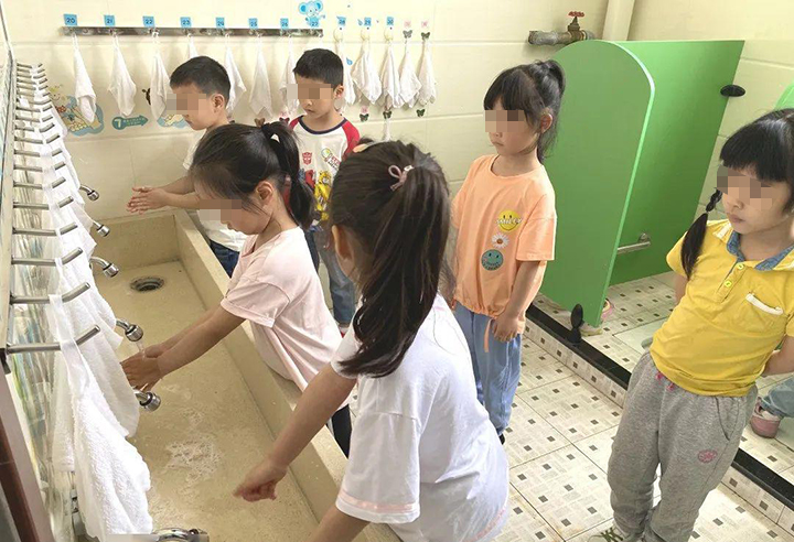 孩子上幼儿园坐不住妈妈不配合,小孩幼儿园坐不住乱跑不听指令