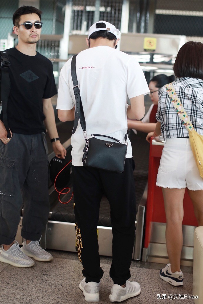 彭昱畅穿着灰色卫衣黑裤子,彭昱畅直播穿的衣服