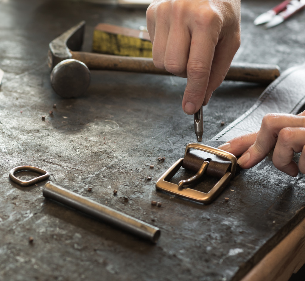 手工真皮皮带,地摊上十元的皮带靠谱吗