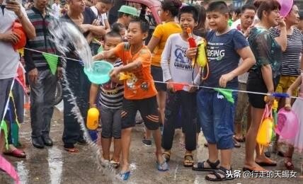 欢乐的泼水节鸟语花香,泼水节溢出的欢乐