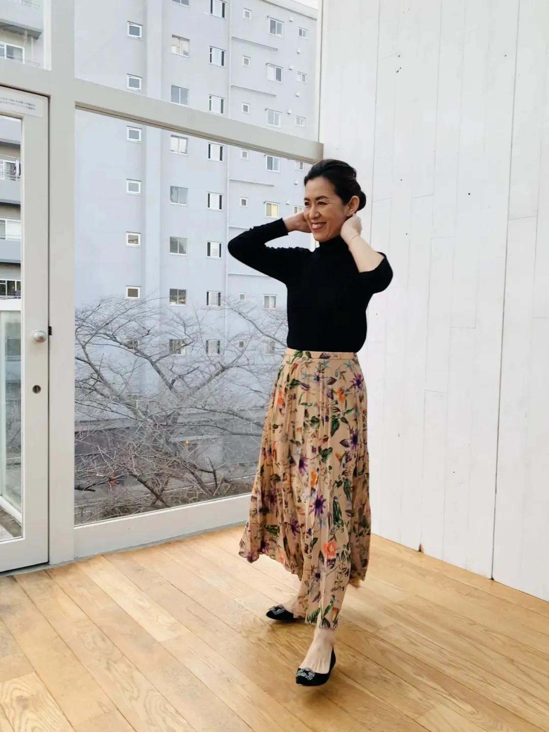 看这位45+日本博主的时尚穿搭，有一种由内而外散发的自信张扬