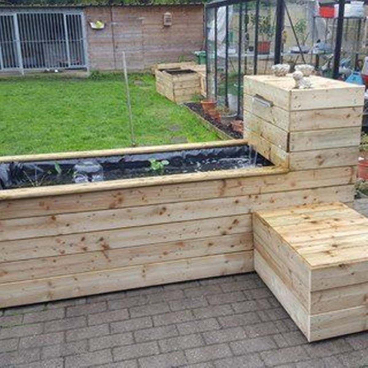 大露台花池卡座带鱼池效果图,设计庭院观赏小鱼池的过程