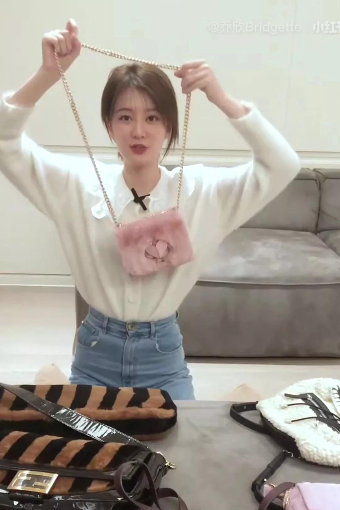 乔欣的包能装下什么,乔欣真的很有钱吗