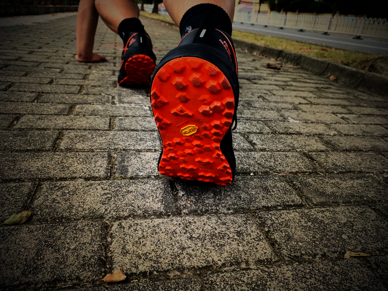 奔跑的Faith-咕咚R2信仰跑步鞋