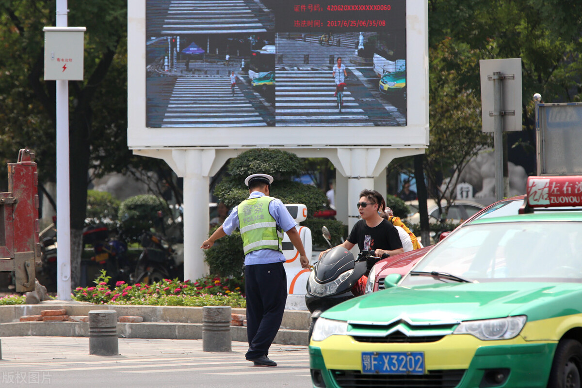 驾考过红绿灯的技巧口诀,通过红绿灯技巧