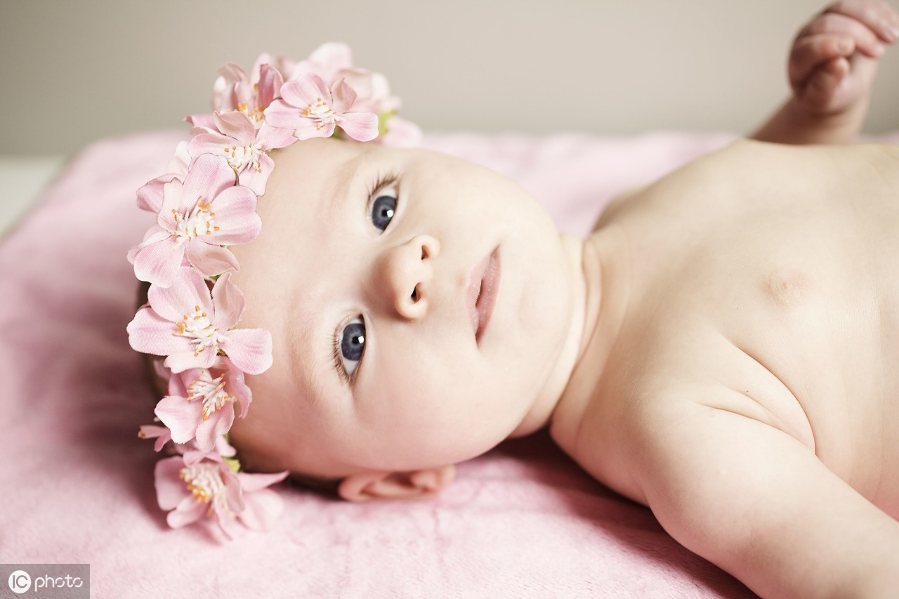 新生儿多大时可以带出门晒太阳,新生儿多大可以出去户外