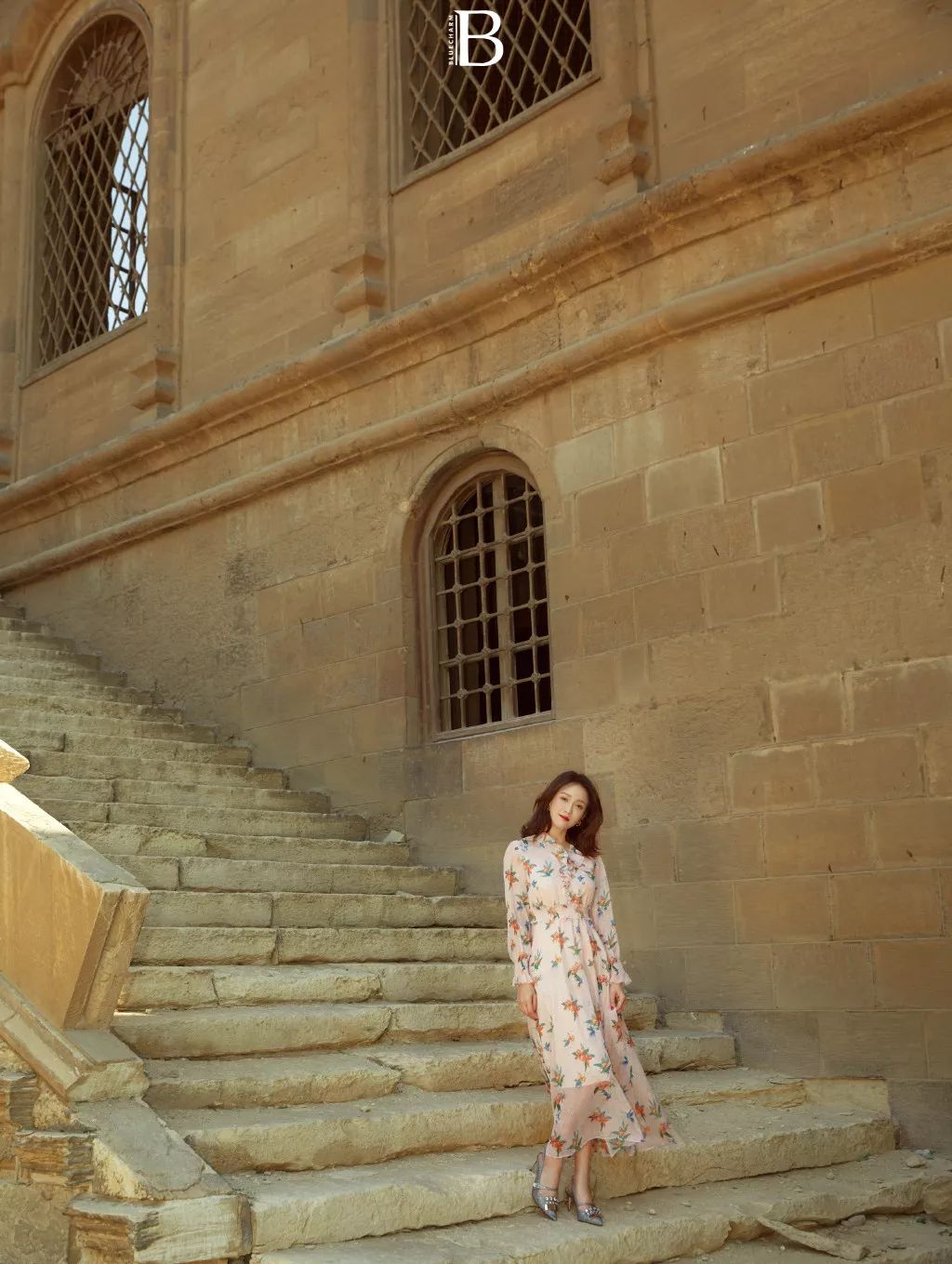 陈乔恩穿蓝色毛衣抹胸裙,41岁陈乔恩穿白色裙