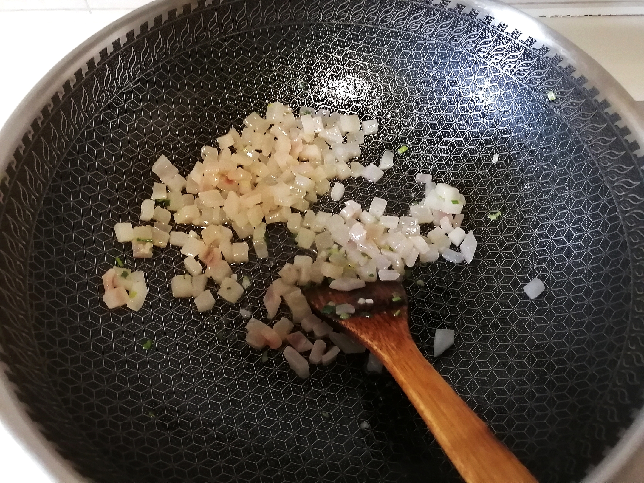 白米饭吃腻了怎样解决,白米饭鱿鱼炒饭