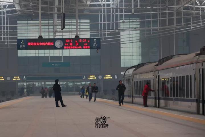 火车来了行人车辆请注意安全,行人车辆请注意火车就要来了