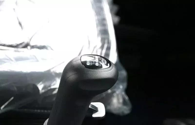 解放j6p最新款2.0有哪些安全配置,解放j6p420牵引车自重多少