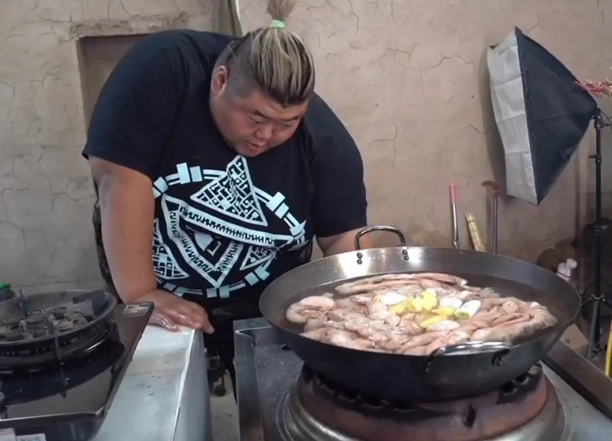 600斤胖猴仔呼吸困难还吃，猪大肠一口一根，洗洁精都往锅里煮