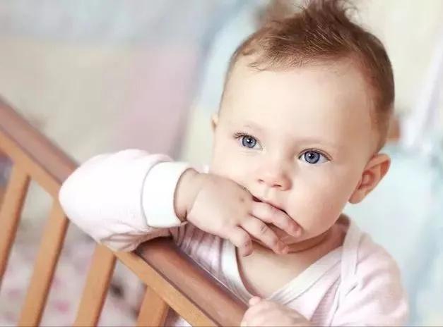 婴儿翻身憋了几秒没事吧,宝宝刚翻身翻过去就哭闹怎么回事