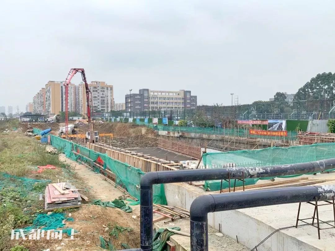 大运村建设火热朝天，成都大学已经上天