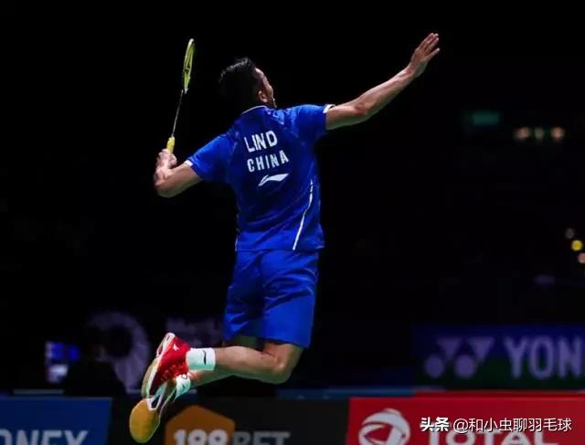 羽毛球发力的时候握不好拍,羽毛球食指发力还是后三指发力