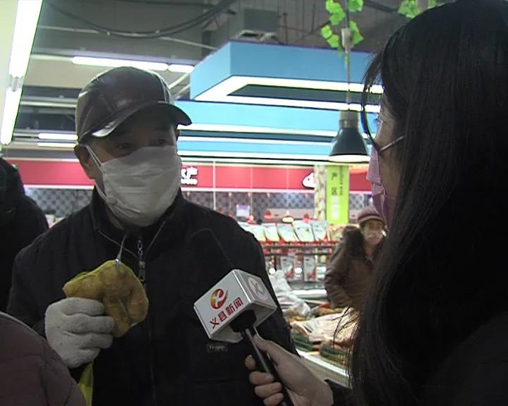 记者暗访居民小区疫情防控工作,采访路人对防疫的看法