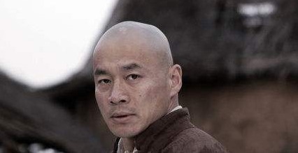 特务伪装成和尚进寺庙被鹅发现,特务假扮和尚下场