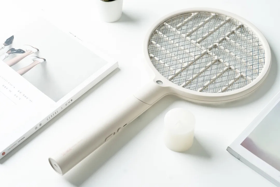 烦人的蚊子被自动引诱过来，“啪啪啪”轻松捕杀，这杀器太爽了！