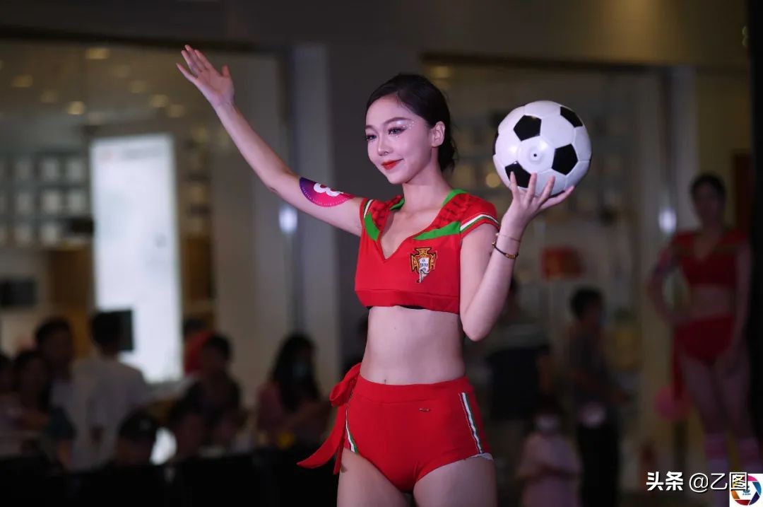 欧洲杯开幕式模特,欧洲杯开幕式拿球小美女