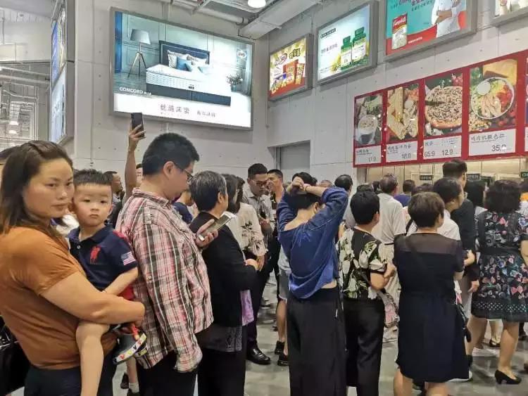 costco深圳凌晨排队,costco开业首日被挤爆