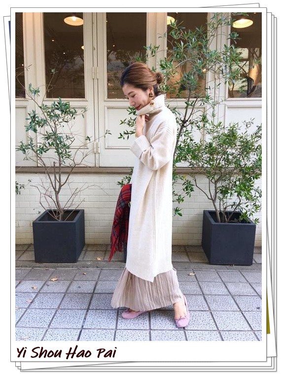 深色格纹围巾搭配啥颜色衣服,红色格纹围巾系法