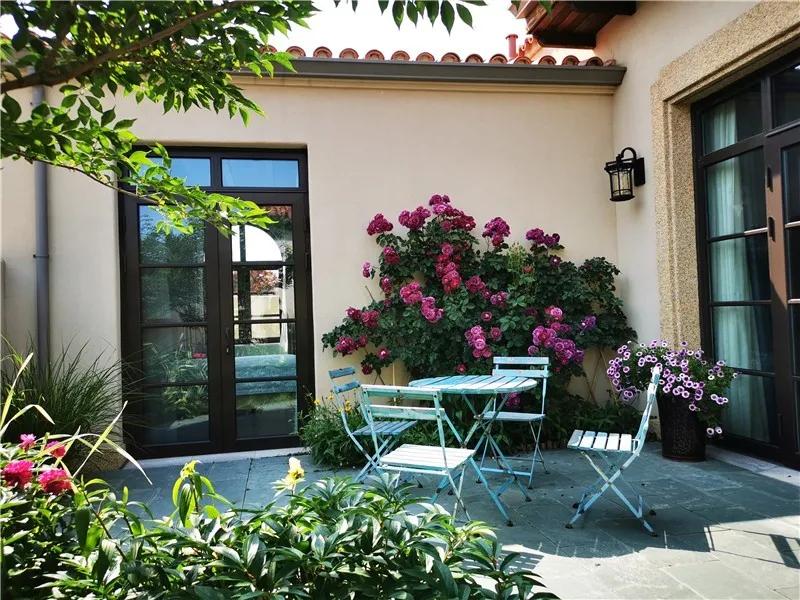 花期最长的院子，这家近海沙地的花园民宿，有故事有干货