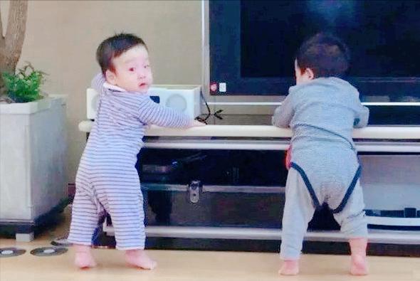 1岁宝宝的动作发育标准，各个身体部位不同，你家孩子达标了吗？