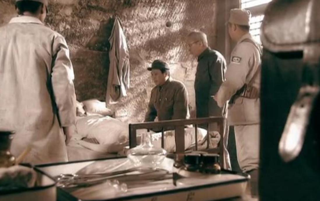 老红军嫌官小，扒开衣服让毛主席看伤疤，毛主席：我不识数