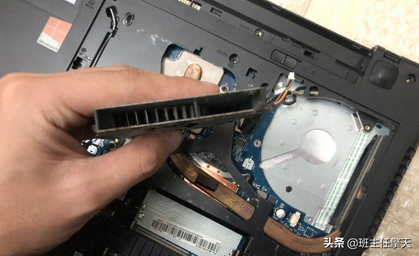 联想笔记本清理灰尘技巧+修理断裂的螺丝柱