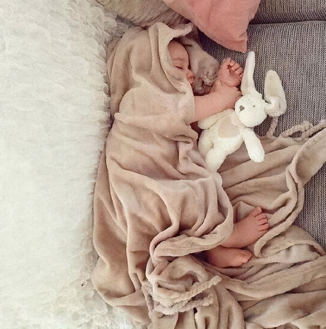 宝宝穿衣服盖被温度,新生儿不容易着凉的被子