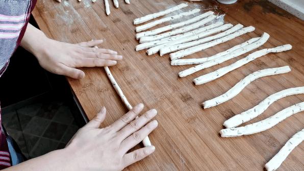 茴香小油条的做法火了，只需简单3步，新手也能一次成功