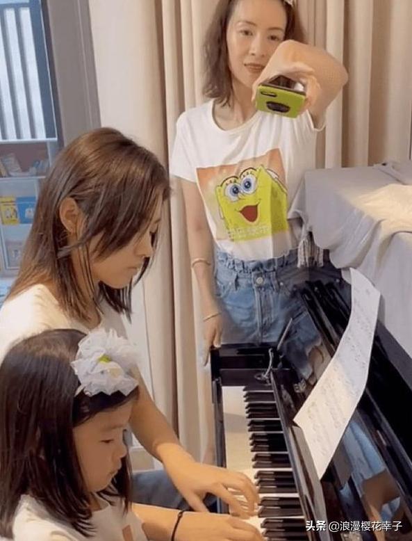 李湘晒全家福庆生,李湘豪宅内晒全家福