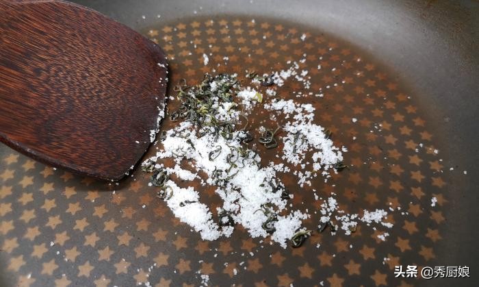 糖跟茶叶一起炒,茶叶和白砂糖在锅中炒