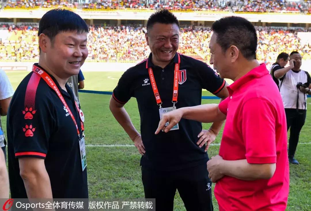 职业足球没钱玩不转！新东家强势介入，这支濒临解散的球队，竟然完成“两连升”