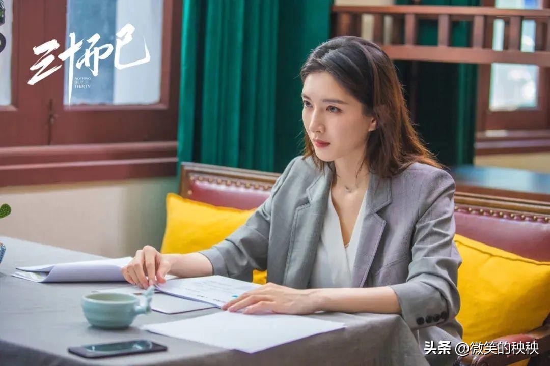 比起顾佳“贵妇”风,王漫妮的显贵穿搭和精准购物,更值得参考