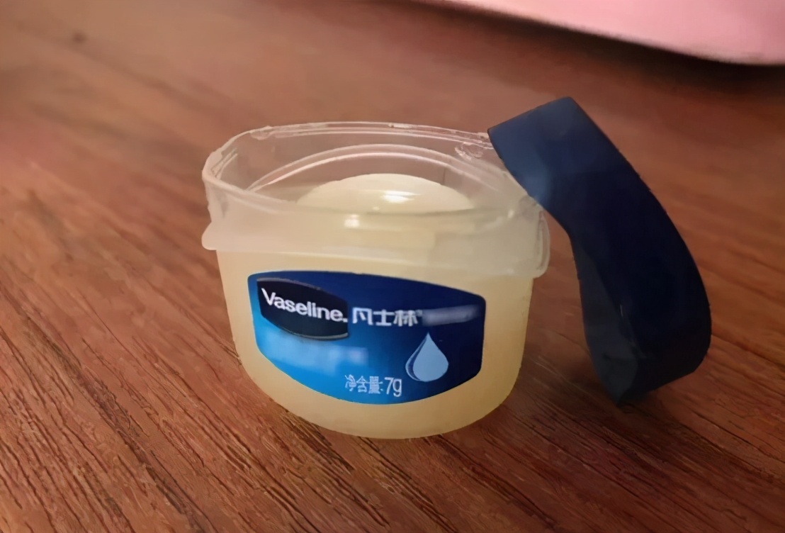 挡风玻璃被崩1毫米怎么修复呢,简单方法修复挡风玻璃