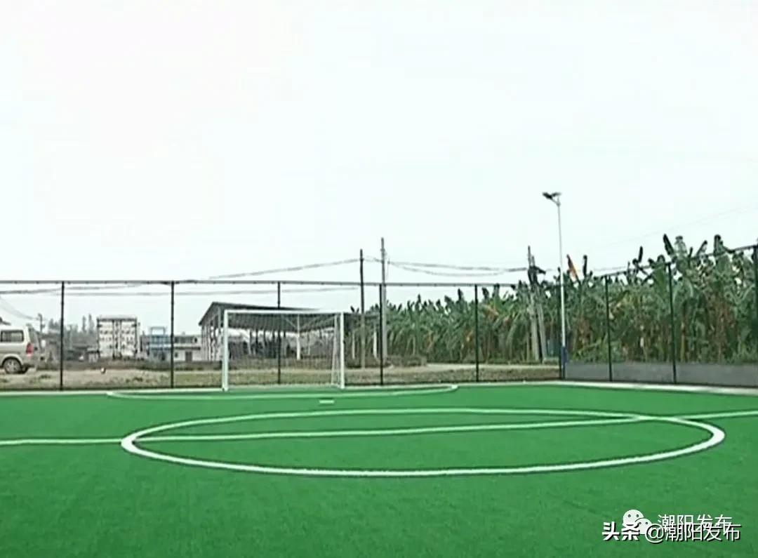 家门口踢足球,在家门口踢球